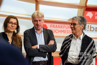 Autorin Elif Shafak, Juergen Boos, Karin Schmidt-Friderichs, Er&ouml;ffnungspressekonferenz Frankfurter Buchmesse 2024